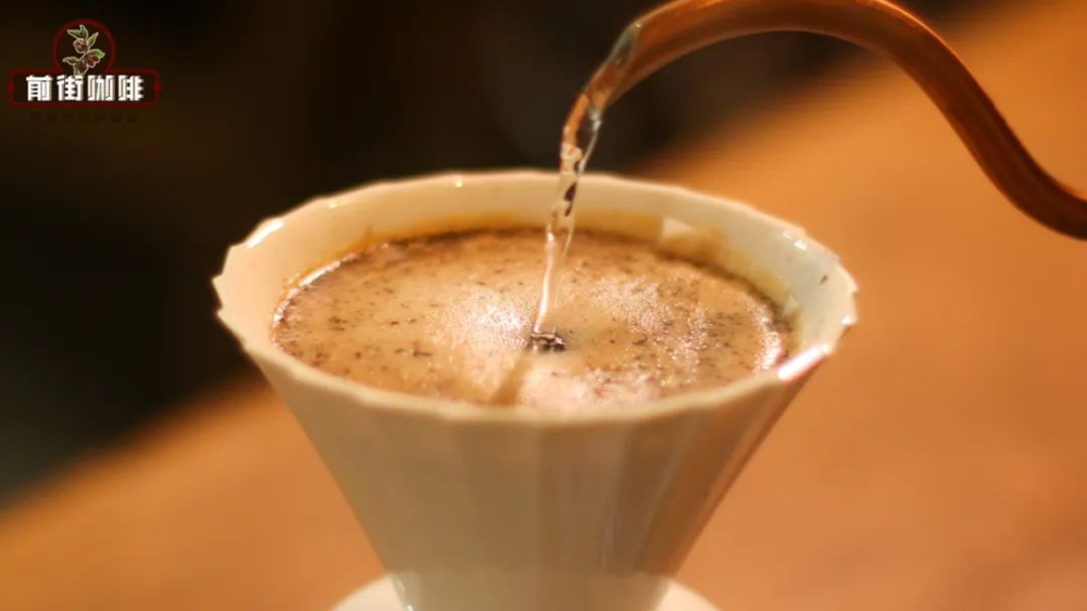 Reading Pour-Over Coffee Foam Color and Extraction Stages