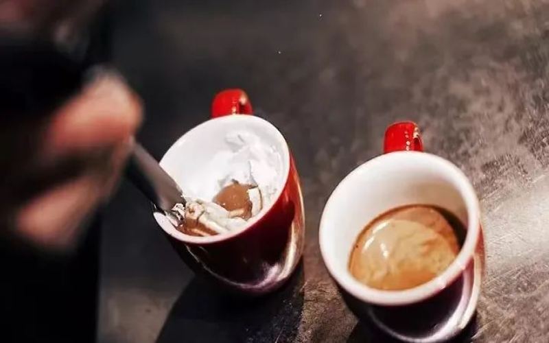 康宝蓝咖啡品鉴指南：浓缩与奶油的经典搭配及维也纳马车夫咖啡的由来