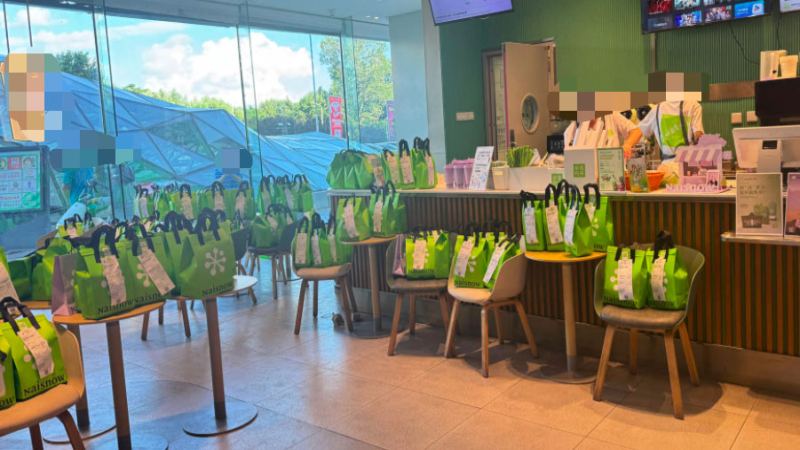 京东骑手闯入霸王茶姬吧台协助打包，网友围绕食安规范展开热议