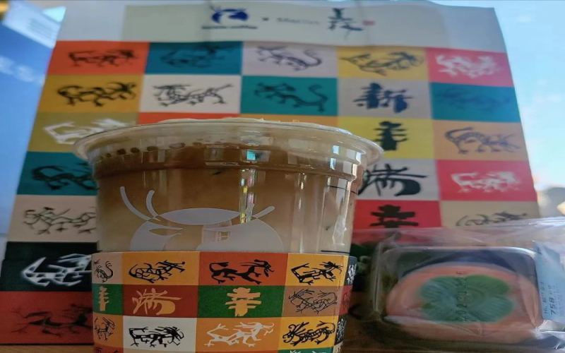 瑞幸柿子大福团购宣传与实物不符引争议，虚假宣传责任归属讨论
