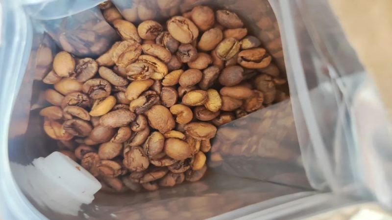 咖啡豆色泽为何深浅不一？从生豆等级到蜜处理与瑕疵豆的全面解读