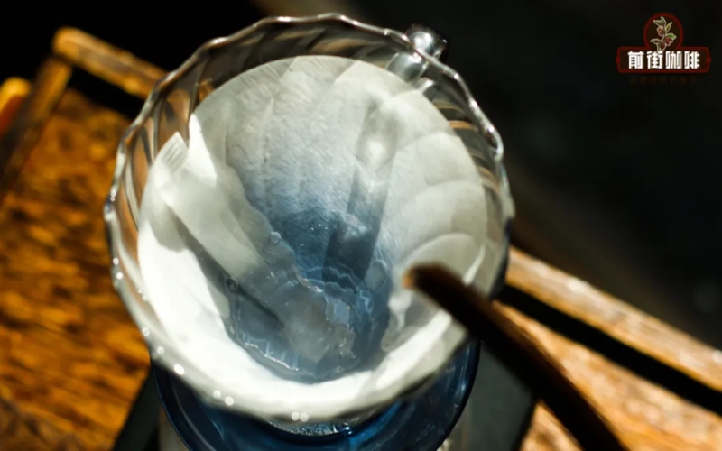 手冲咖啡滤纸需要提前湿润吗？选购技巧与正确使用方法全解析