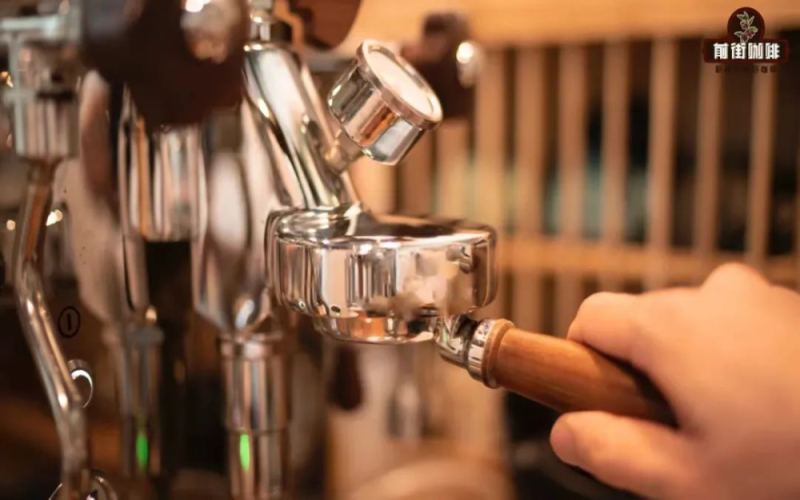 意式浓缩布粉与填压的正确做法：如何避免通道效应并提升萃取均匀度