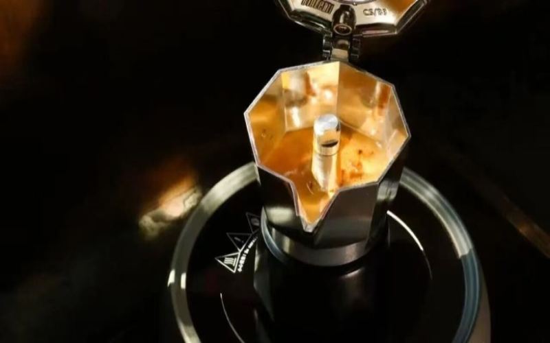 How to brew crema with a Bialetti moka pot: how to grasp the drinking window of a bean