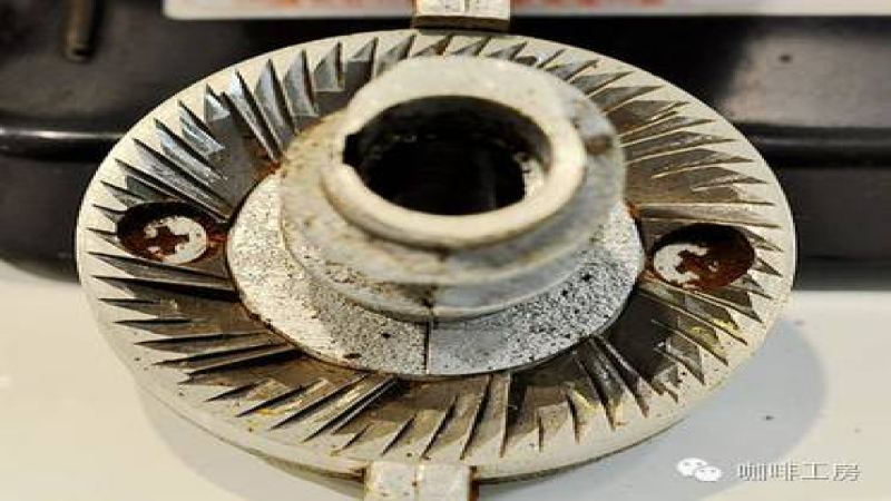 咖啡磨豆机选购指南：平刀锥刀鬼齿如何选，常用机型刻度参数与研磨萃取全解析