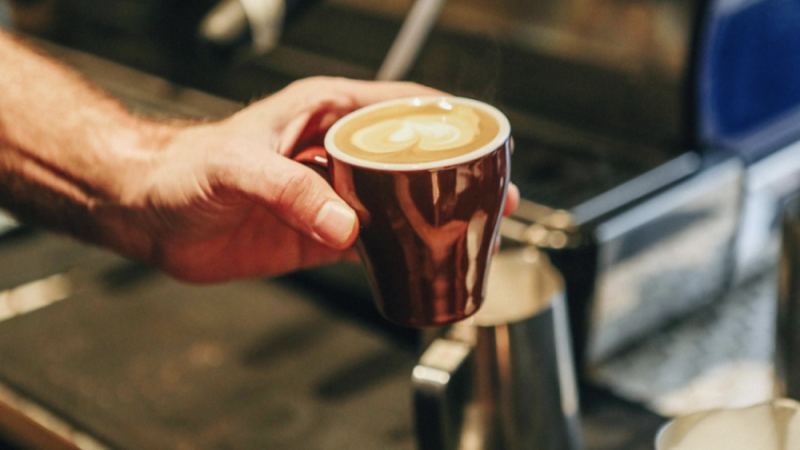 澳白咖啡冲泡技巧与品饮指南：与拿铁的区别、杯量选择及星巴克馥芮白口感解析