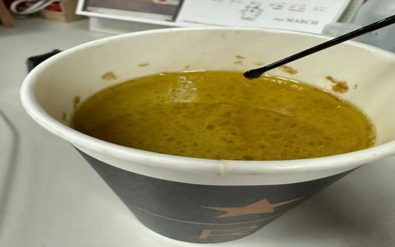 星巴克橄榄油咖啡静置后油水分离，消费者直呼像极了汤底