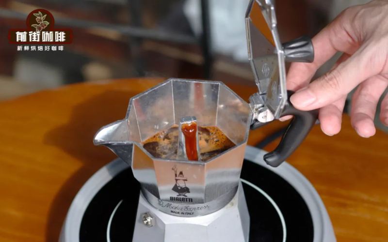 A Beginner's Guide to the Moka Pot | How Do You Brew Coffee with a Moka Pot? How Does a Moka Pot Work? Which Coffee Beans Are Best for Brewing with a Moka Pot?
