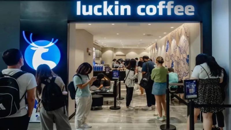 瑞幸咖啡新加坡开店引热议：生椰拿铁定价接近星巴克，网友直呼不便宜