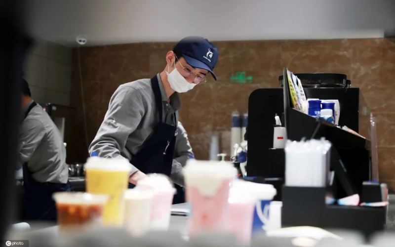 咖啡行业淡季来临：瑞幸兼职与全职员工工时普遍缩减现象解析