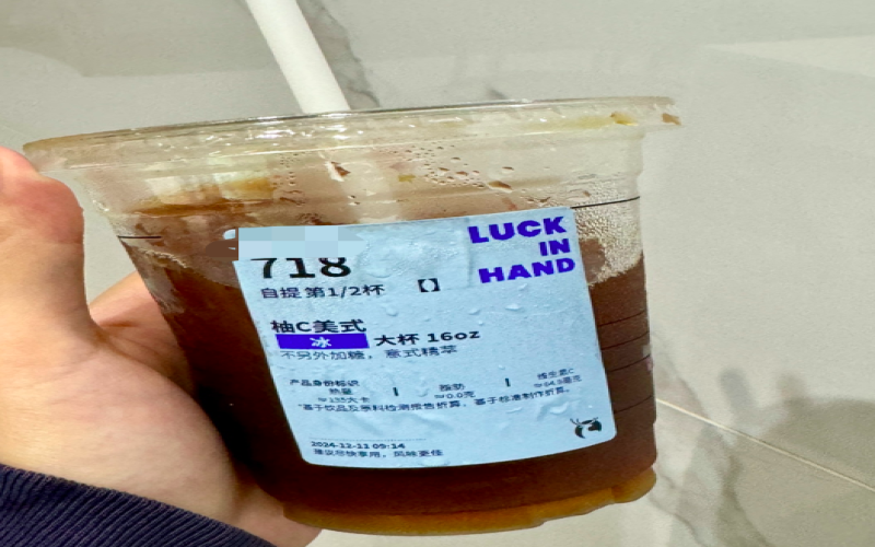 瑞幸试行饮品热量标签贴，消费者叫好员工却盼保留原标签