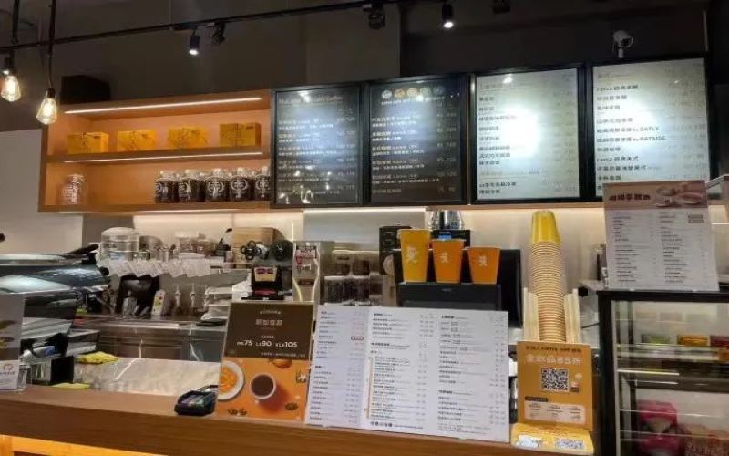 连锁咖啡门店歇业后顾客362杯寄存饮品无处兑付，加盟体系责任归属引发关注