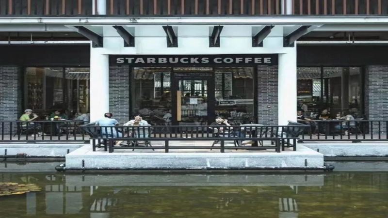 星巴克加速布局中国县域市场：下沉战略背后的消费新场景与增长逻辑