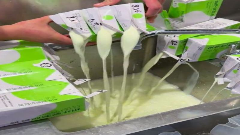 瑞幸8款饮品集中下架，门店被要求倾倒未过期原料引热议