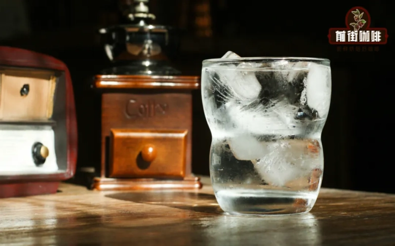 浓缩咖啡搭配冰水的奥秘：从口腔清洁到风味感知的完整解析