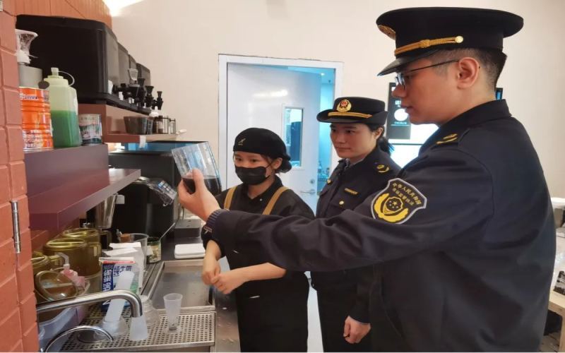 奶茶店“黑椰草莓牛乳”违规使用植物炭黑被查处，食品安全再引关注