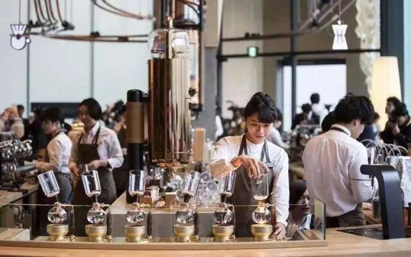 星巴克定价偏高却客流不断？拆解其价格背后的商业逻辑与第三空间定位