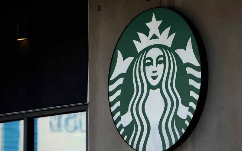 星巴克同店销售回暖却净利骤降，CEO年薪缩水4.5亿绩效奖金落空