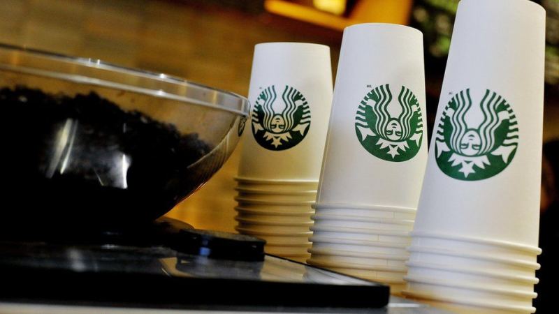 美国星巴克等咖啡店遭遇一次性杯荒，成本飙升七成，商家各出奇招