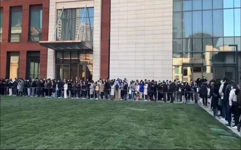 蓝瓶咖啡上海开业排长队、限购难挡高价代购，网红打卡背后的消费心理与理性反思