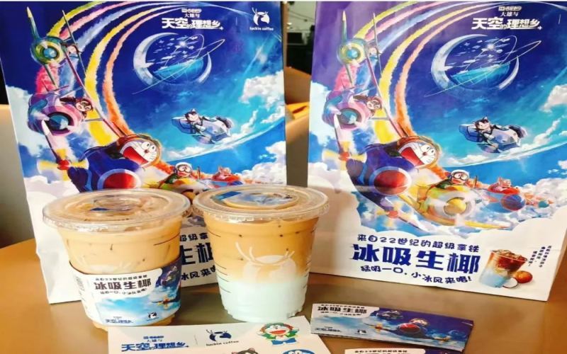 瑞幸携手哆啦A梦推出冰吸生椰拿铁，这款联名新品的真实口感究竟怎样