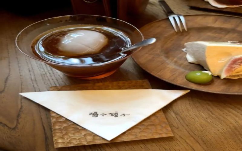 咖啡店禁止拍照引争议：消费者期待门口明示，商家强调双向选择与秩序维护