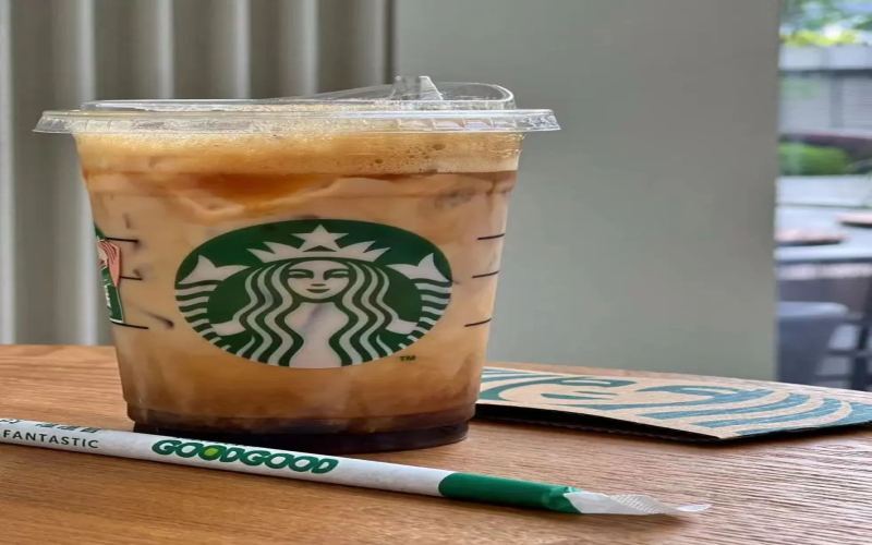 星巴克冰震浓缩Caffe'Shakerato上架，摇出泡沫全凭咖啡师手劲与自信