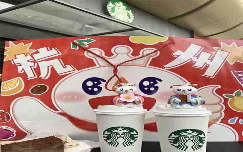 星巴克温和告示引热议：蜜雪冰城粉丝打卡后占座拆周边，门店如何体面应对