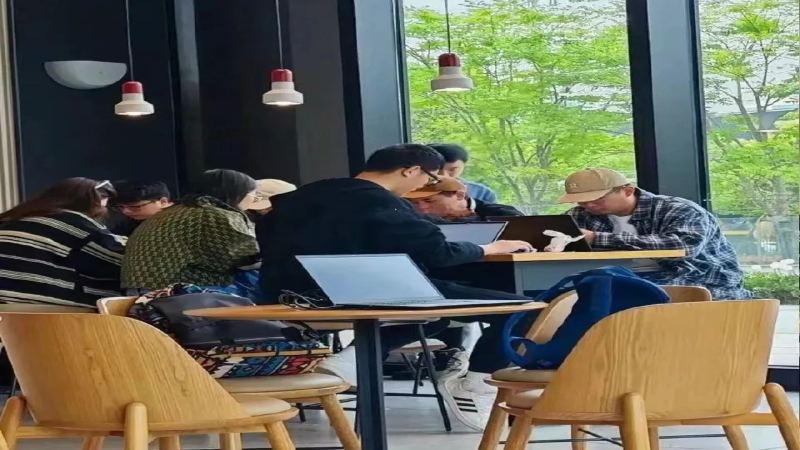 星巴克门店座位管理新动向：未消费顾客或面临礼貌劝离，第三空间定位引发争议