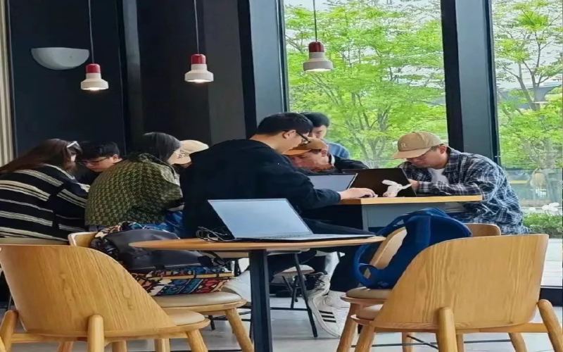 星巴克门店座位管理新动向：未消费顾客或面临礼貌劝离，第三空间定位引发争议