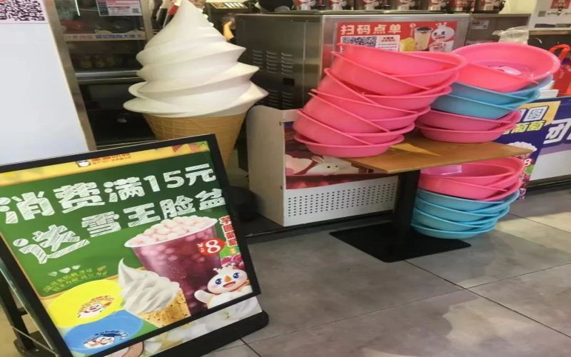 蜜雪冰城推塑料脸盆周边引热议，接地气营销打破茶饮周边固有印象