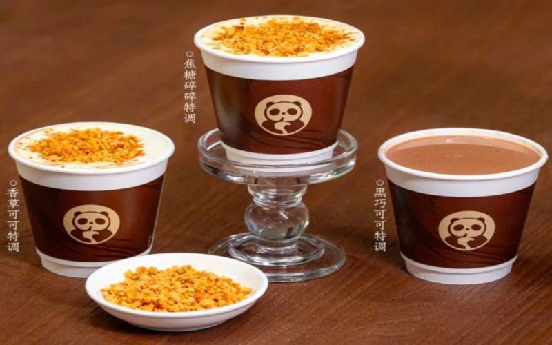 茶百道推出300ml全球味特调热饮，容量与定价引热议，吸管搭配成吐槽焦点