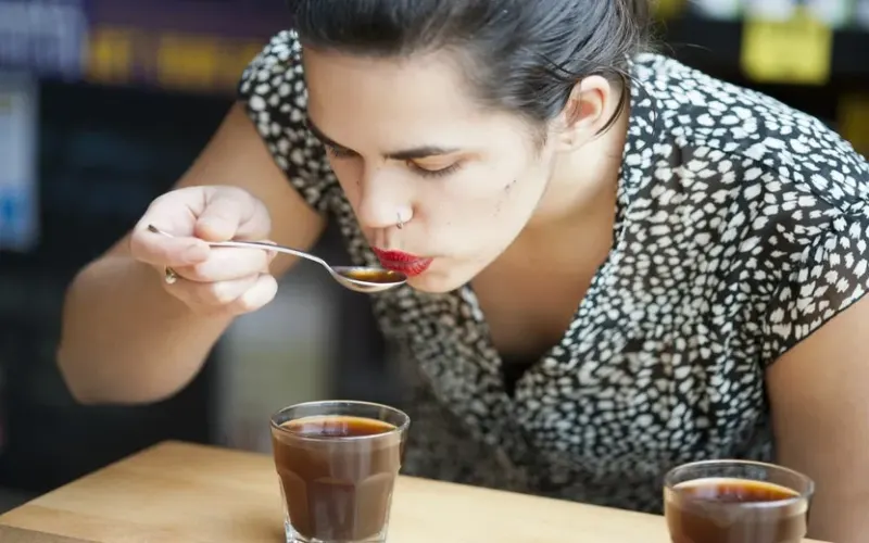 咖啡啜吸的正确方式与杯测中的作用解析：从原理到实用场景的全面指南