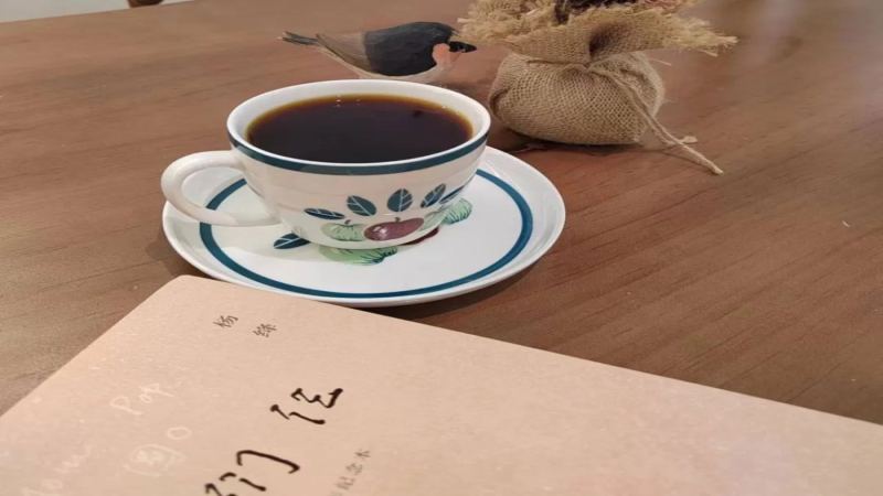 旧书换咖啡引发热议：店主设定严苛收书标准，网友各方观点碰撞