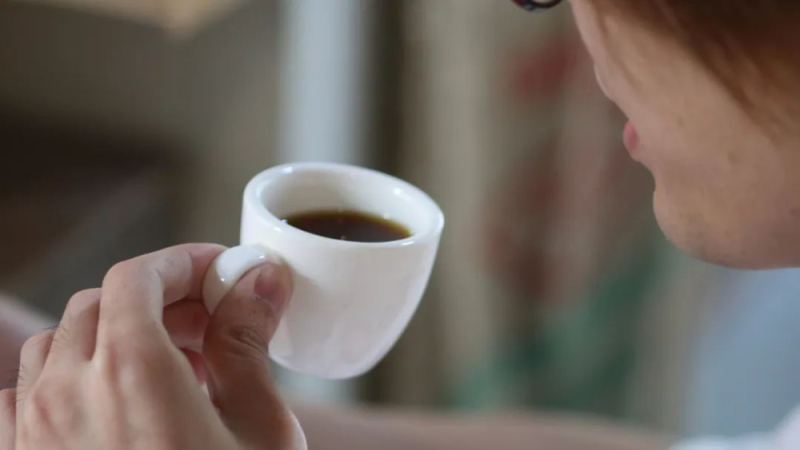 温度如何影响手冲咖啡风味表现，最佳品饮时机与口感变化规律解析