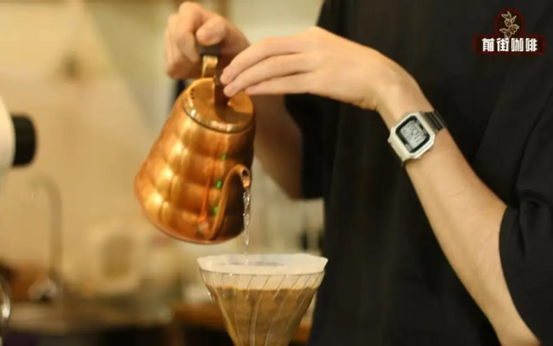 机器手冲能否媲美咖啡师手工冲煮？解析自动与人工冲泡的真实差异
