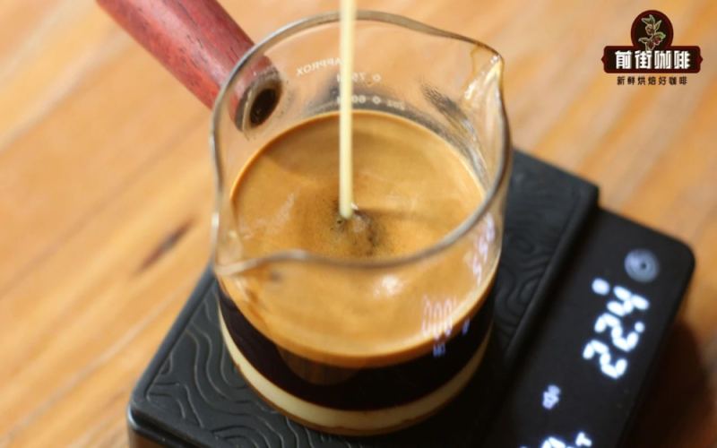 西班牙拿铁怎么做？从炼乳咖啡到Café Bombón的配方比例与标准做法详解