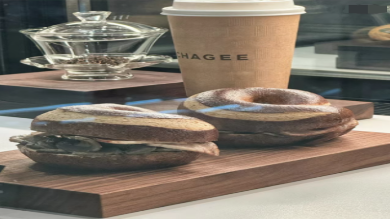 茶饮品牌跨界烘焙新趋势：霸王茶姬4.0门店推出贝果系列
