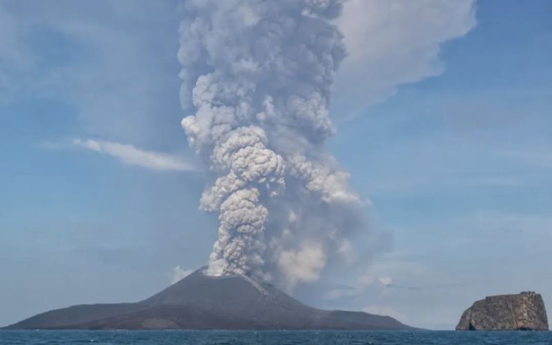 Indonesia's Anak Krakatoa Volcano Erupts Massively, Multiple Airports Forced to Shut Down