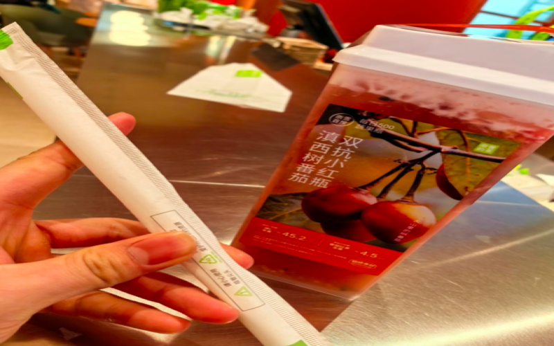 奈雪方形打包杯走红社交平台，门店物料管控升级后备注索取已行不通