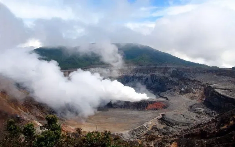 哥斯达黎加波阿斯火山近五年最强喷发，火山灰波及居民生活与咖啡产区