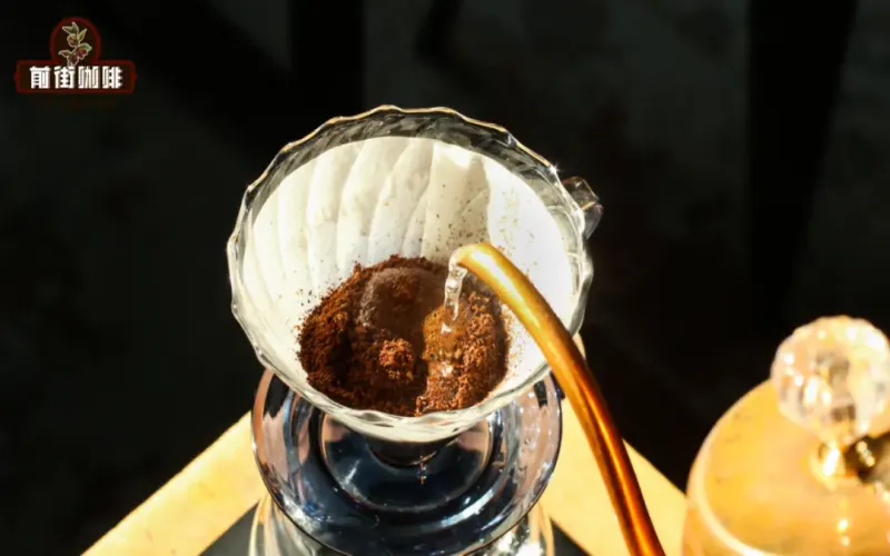 手冲闷蒸时间该多长？详解注水手法与闷蒸水量对萃取的影响