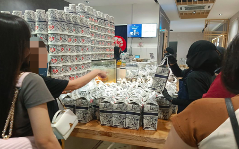 霸王茶姬七周年撕杯活动引发门店爆单，系统与取餐环节遭消费者吐槽
