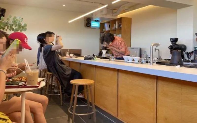 李孝利济州岛咖啡店开业引发同行不满，明星效应与本地生计如何平衡？