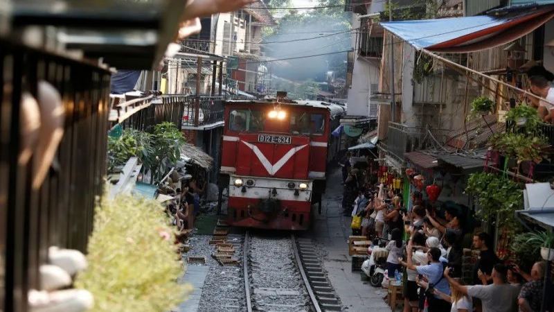 越南河内铁路咖啡街重开数日即遭叫停，安全隐患与旅游需求如何平衡