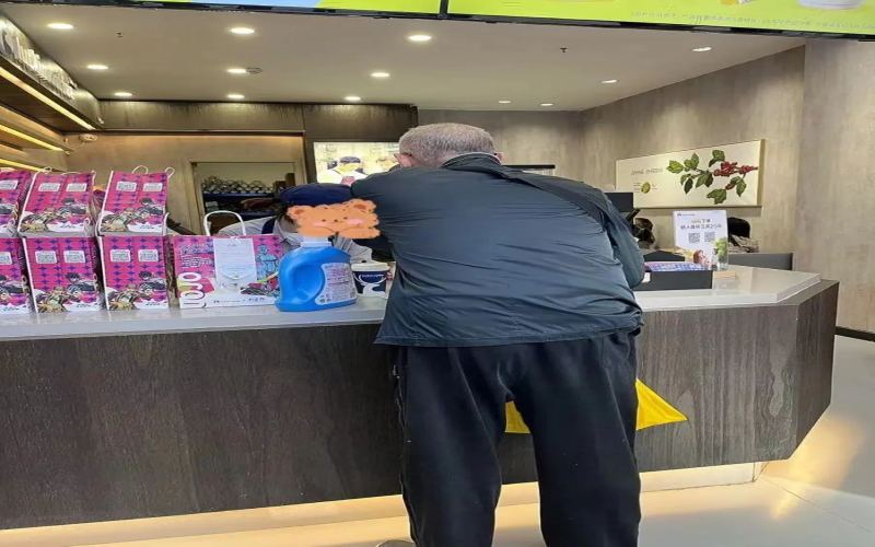 瑞幸咖啡为何坚持只做手机点单？背后的人力成本与效率考量