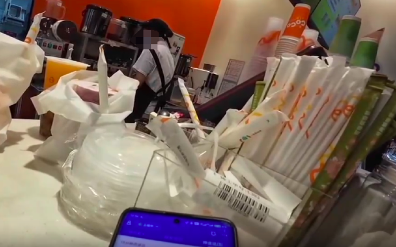 奶茶店泼洒事件真相揭晓：外卖员催单引发冲突，监控录像揭示被隐藏细节