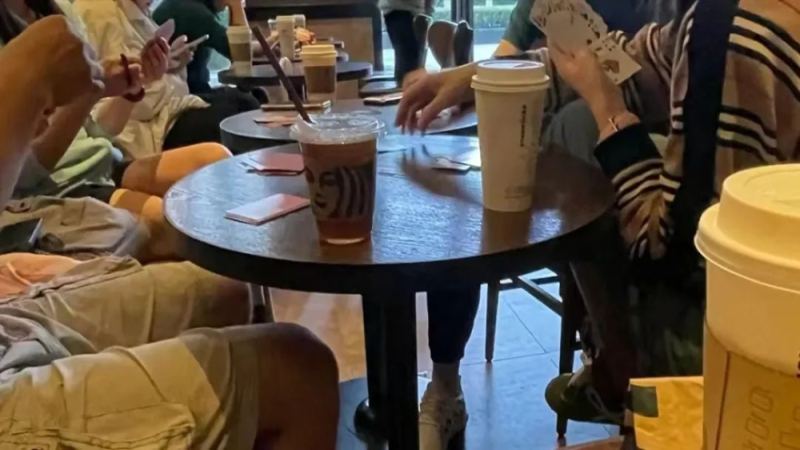 咖啡馆打牌遭劝离引发差评，店主是否有权拒绝娱乐顾客？