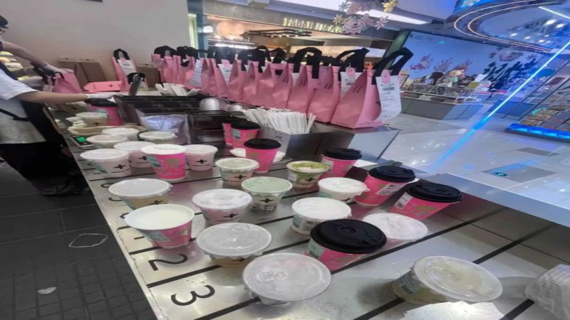 外卖补贴战下的奶茶店困境：茉莉奶白员工直面爆单与骑手催单压力