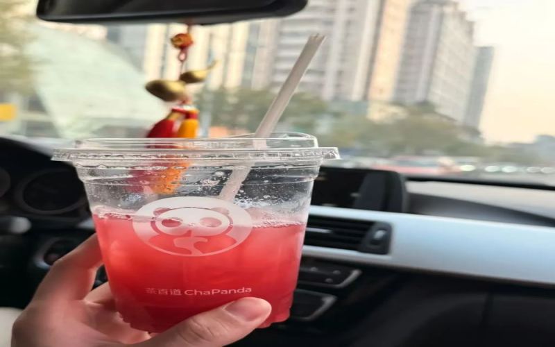 茶百道神颜草莓制作流程曝光，店员手工榨汁叫苦不迭